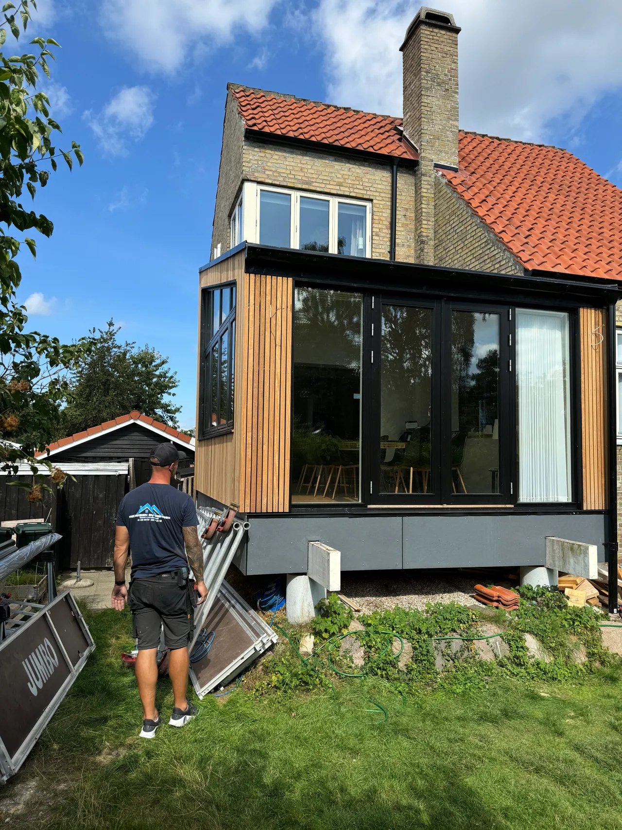 Tilbygning under opførelse på en bolig