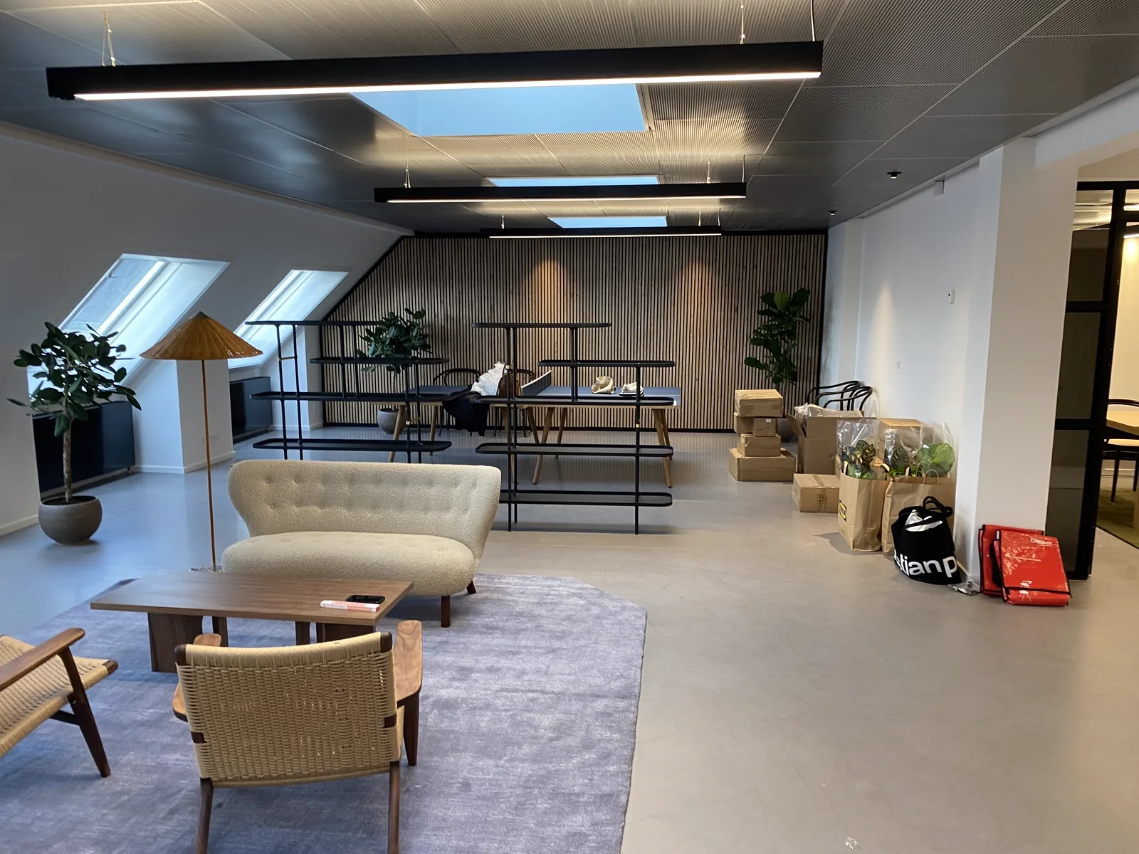 Bredgade: loungeområde med panelvæg i træ