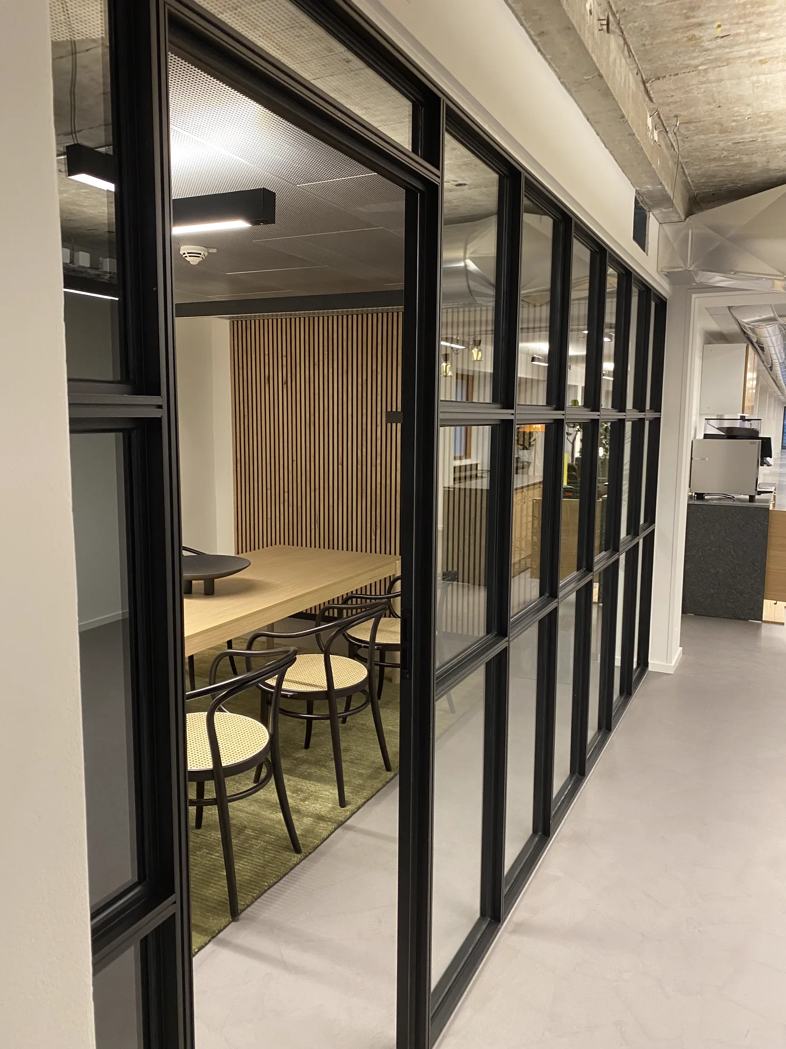 Bredgade: loungeområde under skråt tag med ovenlys