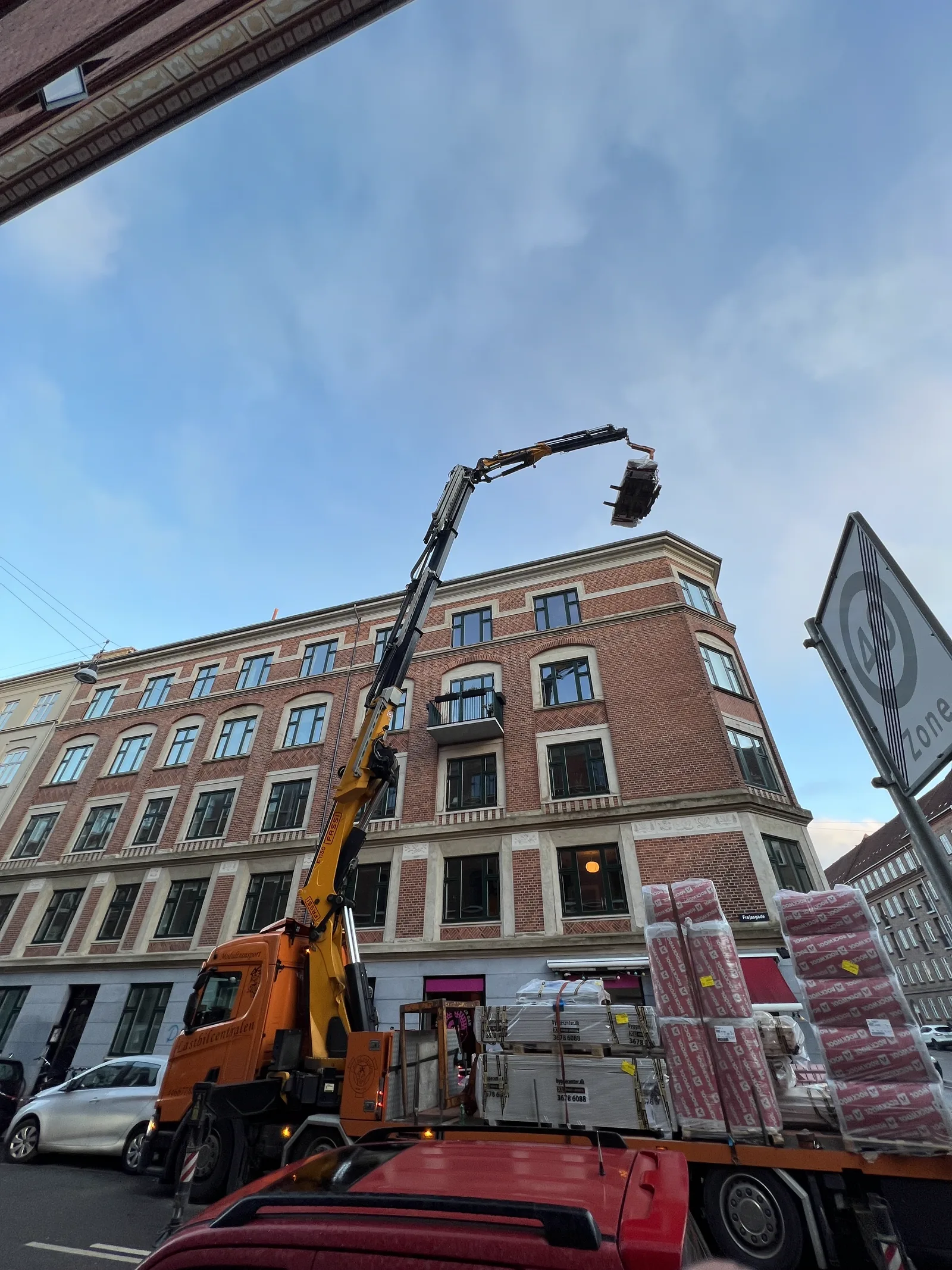 Frejasgade: materialer kranes op til tagetagen fra gaden