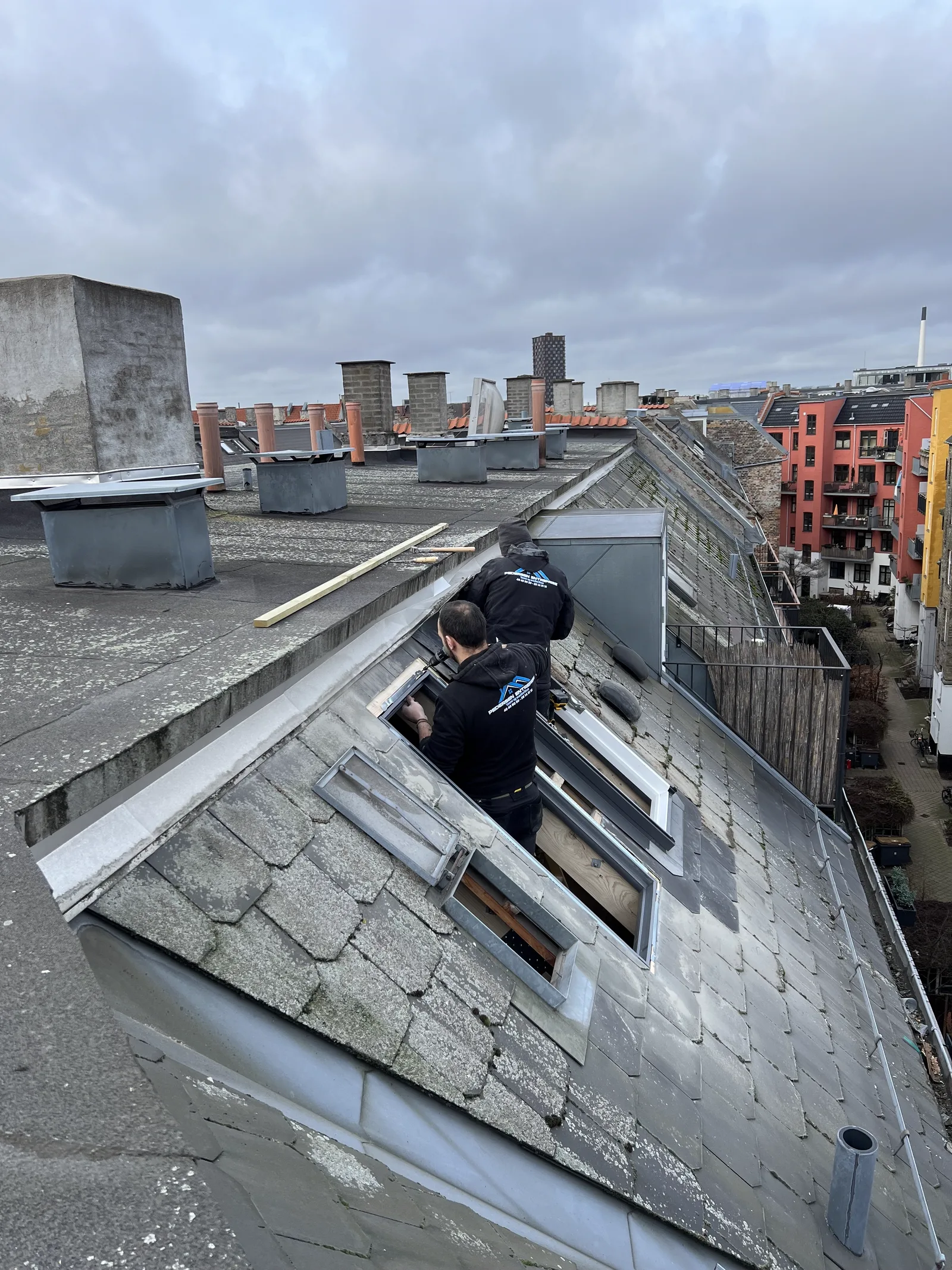 Frejasgade: arbejde på taget med montering af nye tagvinduer