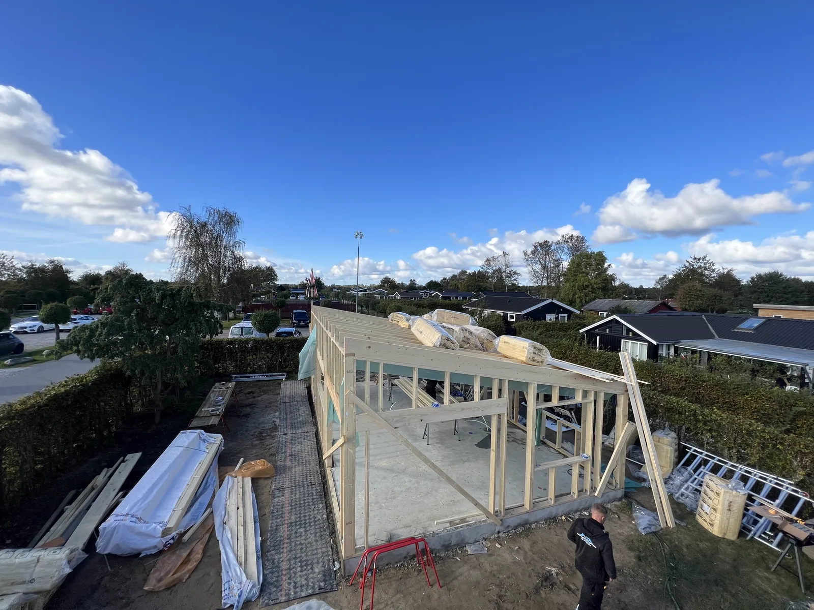 Kolonihavehus: store glaspartier monteret i facaden