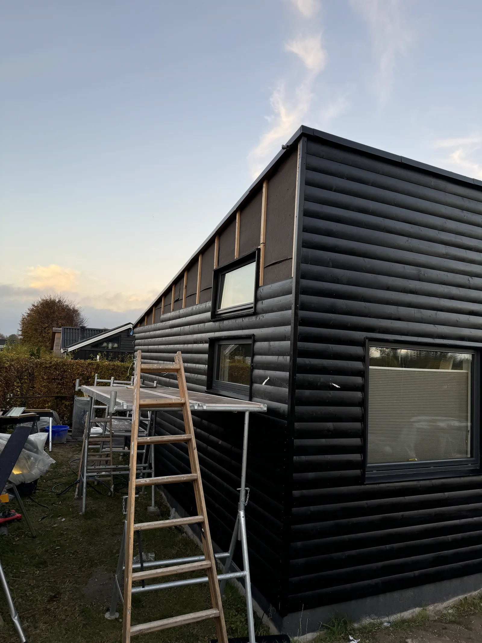 Kolonihavehus: færdig facade i sort træbeklædning