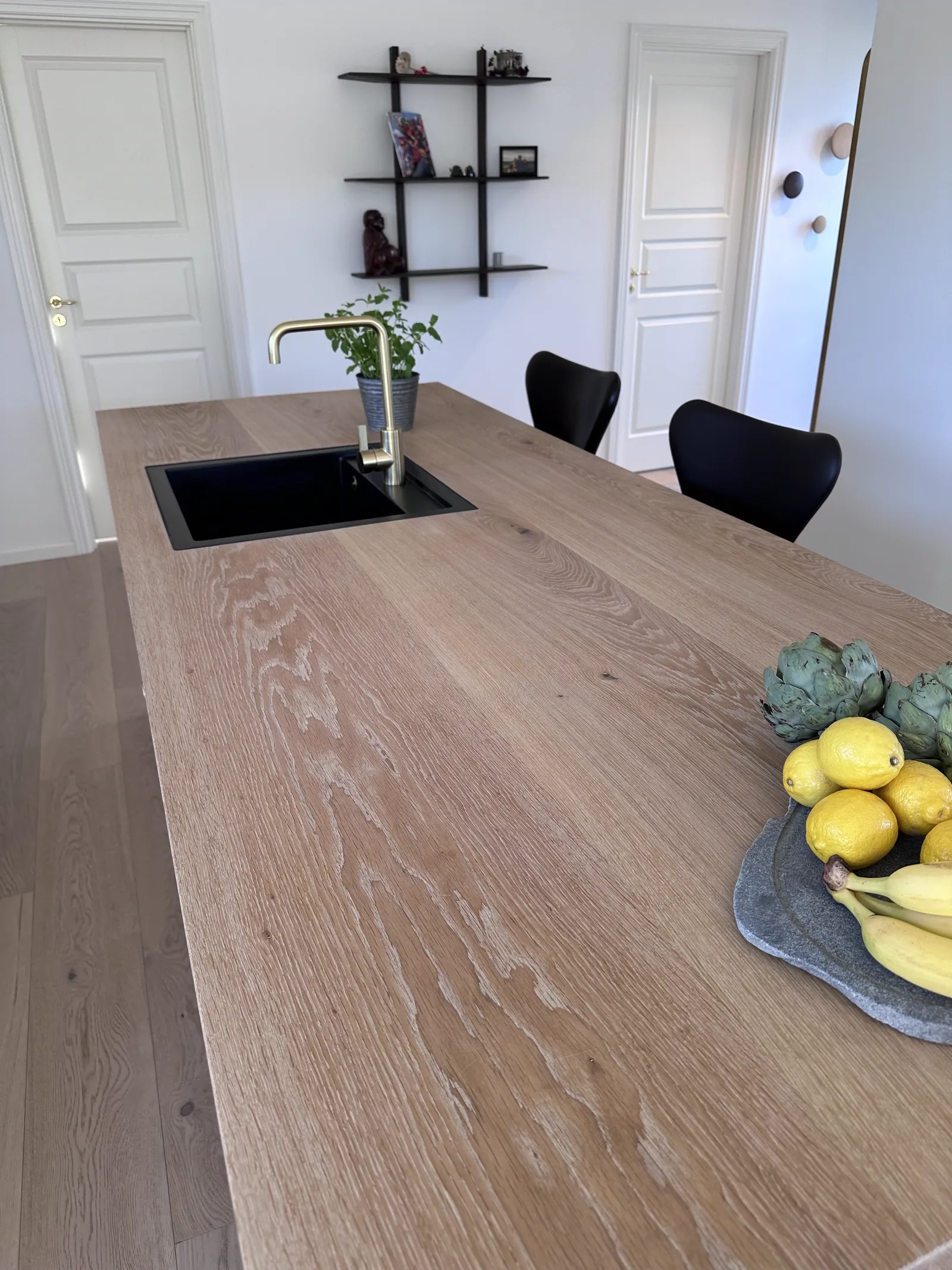 Kolonihavehus: detalje af køkkenbordpladen i egetræ