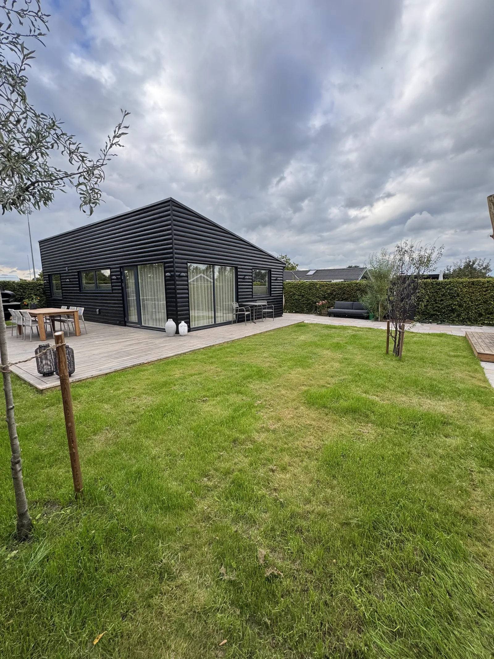 Kolonihavehus: træterrasse anlagt langs husets facade